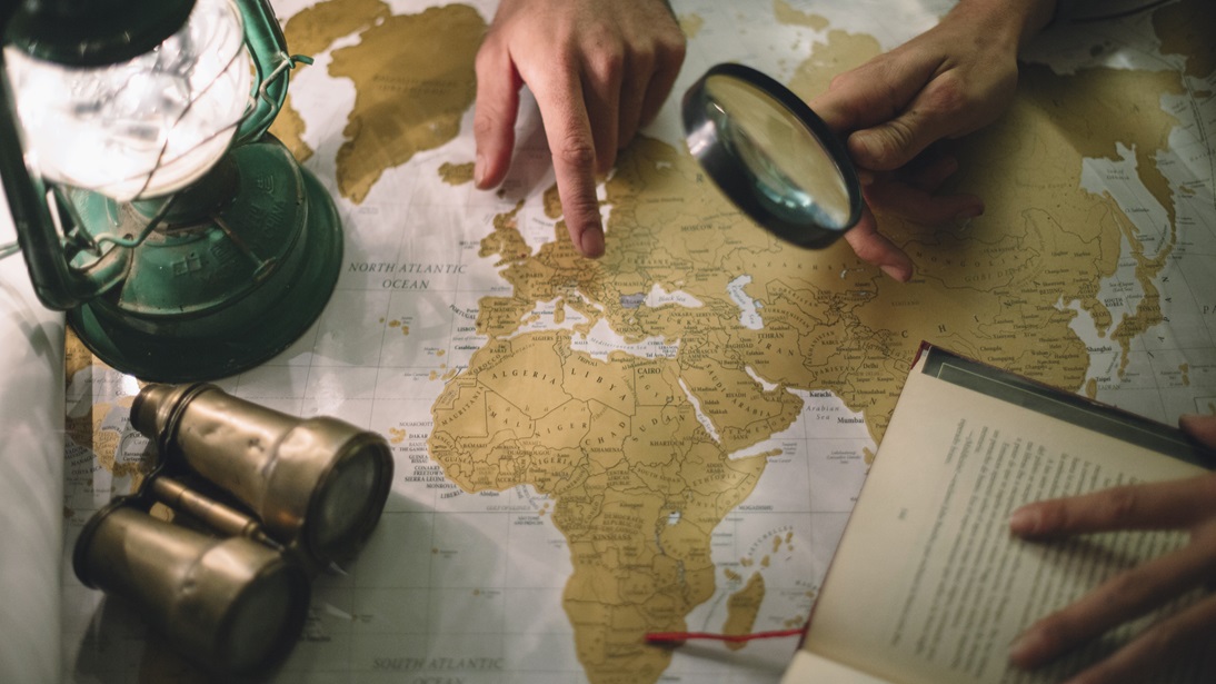 Podróże palcem na mapie – jak atlasy pomagają uczniom zrozumieć świat